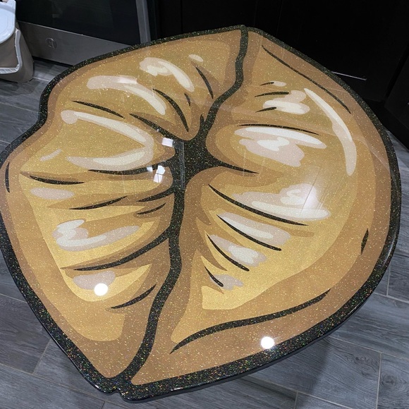 Custom Lip Accent Table - Picture 2 of 2